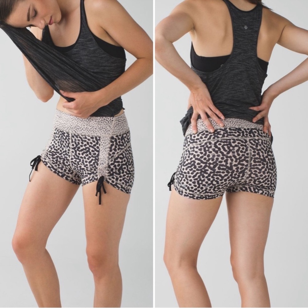 Lululemon Liberty shorts in ace spot grain black / dottie dash grain black 6